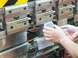 五金沖壓廠家，沖壓件排樣時要注意什么？