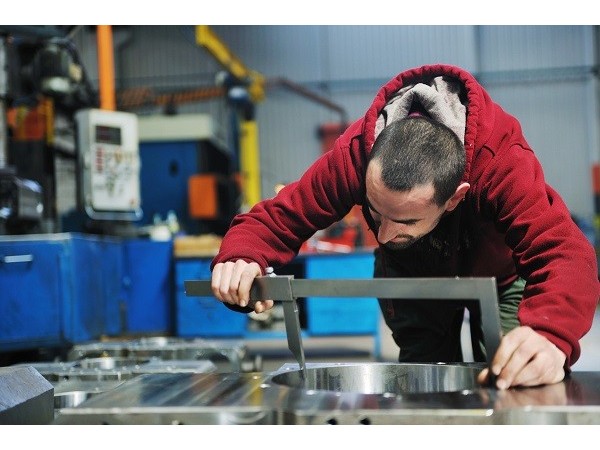 新安五金沖壓件加工廠，設(shè)計(jì)固定板提高沖壓加工效率