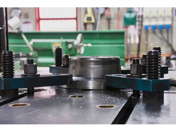 重慶五金沖壓件加工廠，拉伸模出現(xiàn)裂痕如何延長壽命？