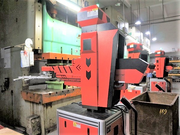 看精密五金沖壓加工產(chǎn)品怎么區(qū)分沖頭蹦還是刀口蹦？