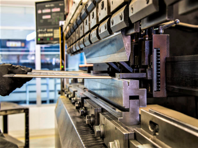 東莞五金沖壓加工廠，鉗工操作臺虎鉗詳細(xì)解說